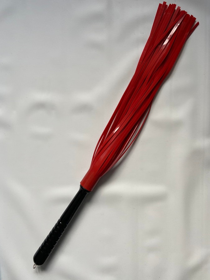 Stingy plastic flogger, intense and great for marking. Image # 141324