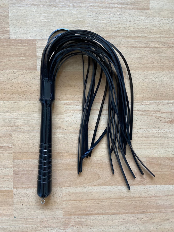 Stingy plastic flogger, intense and great for marking. Image # 141321
