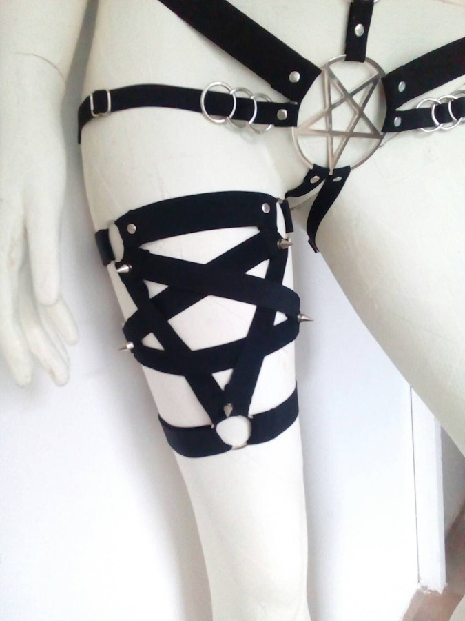 Elastic pentagram leg harness