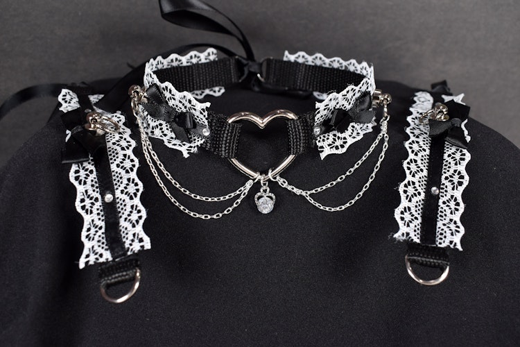 White Heart Collar And Cuffs Set / Choker & Cuffs photo