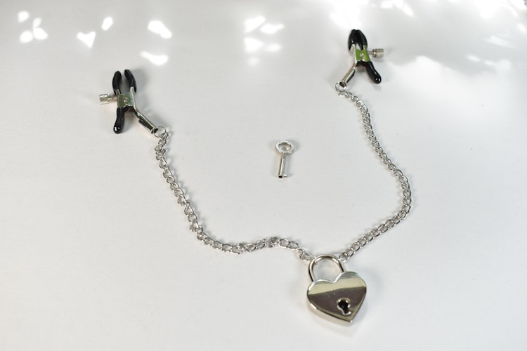 Locked chain nipple clamp - adjustable (1 pair) photo