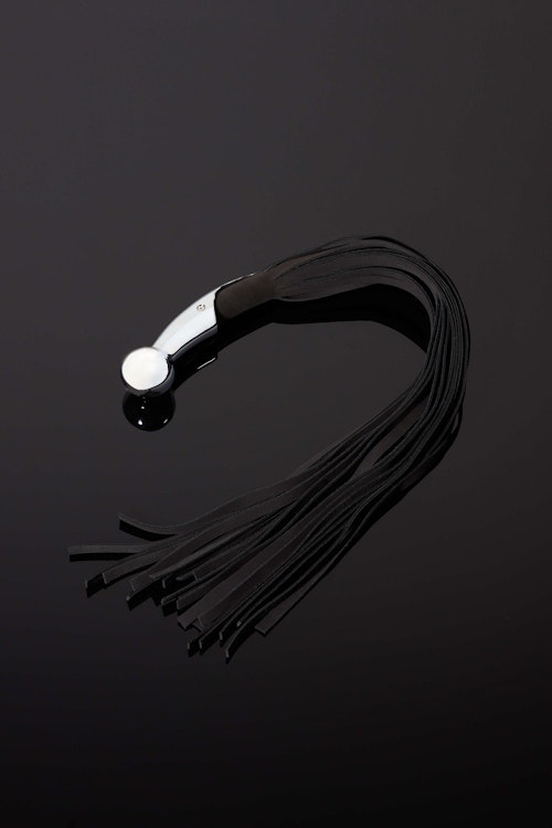 The Monarch Metal Handle Leather Flogger photo