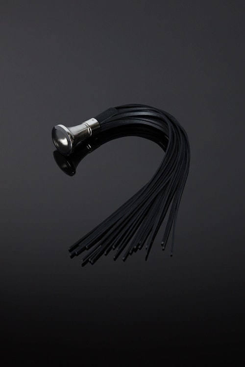 The Dyonis Leather Flogger photo