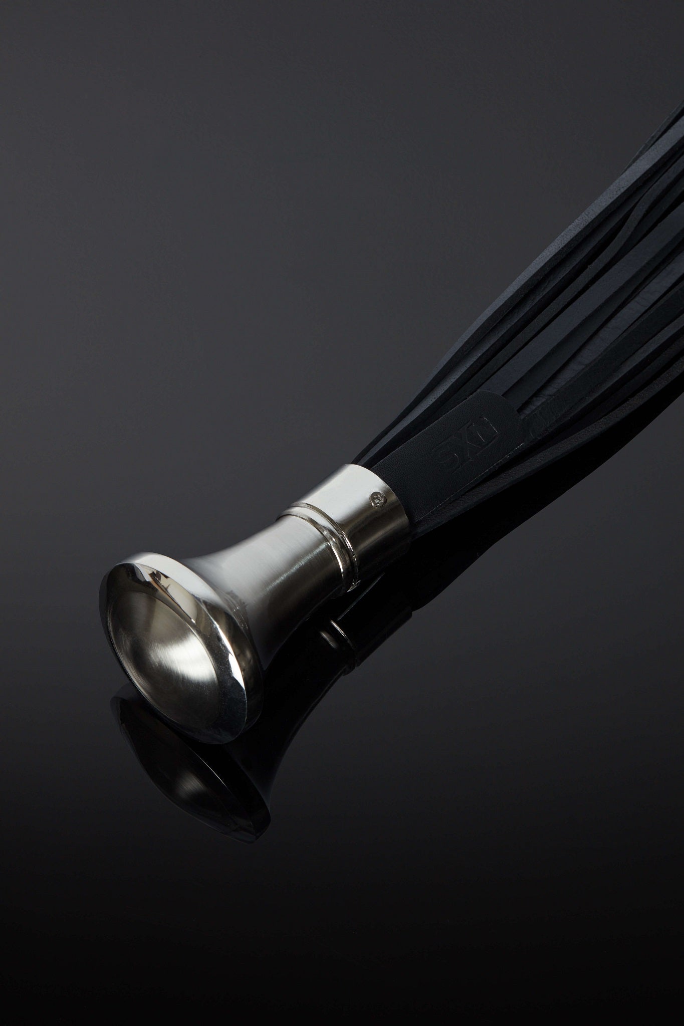 The Dyonis Leather Flogger photo