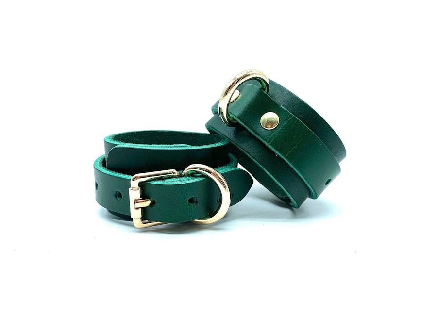 7 Piece Bondage Kit "Mona", Italian Leather Green BDSM Set, Wrist and Ankle Cuffs, Thigh Cuffs, Collar, Chain Leash, Custom Engraving Image # 57527